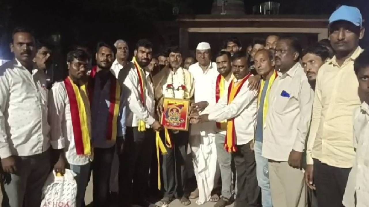 ಜತ್ ಬಳಿಕ ಕರ್ನಾಟಕಕ್ಕೆ ಸೇರಲು ಇಚ್ಛೆ ವ್ಯಕ್ತಪಡಿಸಿದ ಅಕ್ಕಲಕೋಟದ 40 ಗ್ರಾಮದ ಜನ, ಭುವನೇಶ್ವರಿ ಫೋಟೋ ನೀಡಿ ಕರವೇ ಸಾಥ್ ಜತ್ ಬಳಿಕ ಕರ್ನಾಟಕಕ್ಕೆ ಸೇರಲು ಇಚ್ಛೆ ವ್ಯಕ್ತಪಡಿಸಿದ ಅಕ್ಕಲಕೋಟದ 40 ಗ್ರಾಮದ ಜನ, ಭುವನೇಶ್ವರಿ ಫೋಟೋ ನೀಡಿ ಕರವೇ ಸಾಥ್