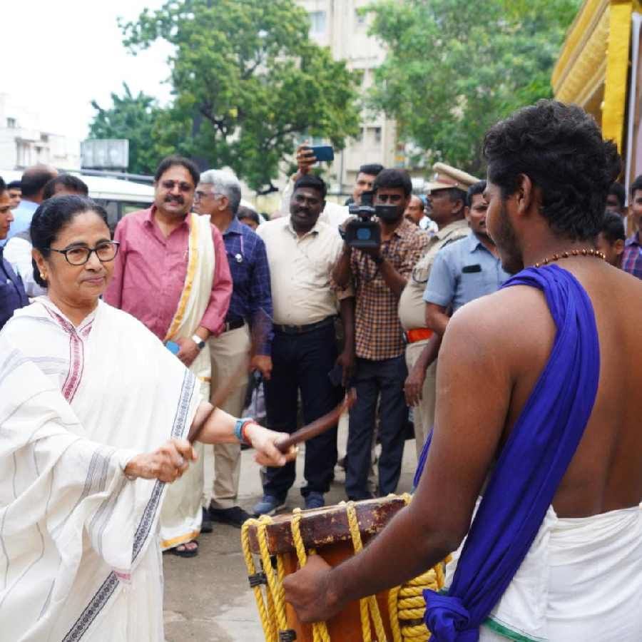 ಚೆನ್ನೈಗೆ ಬಂದ ಮಮತಾ ಬ್ಯಾನರ್ಜಿ ಅವರನ್ನು ಚಂಡೆ ವಾದನದ ಮೂಲಕ ಬರಮಾಡಿಕೊಳ್ಳಲಾಯಿತು. ಈ ವೇಳೆ ತಾವು ಕೂಡ ಚಂಡೆ ಬಾರಿಸಿ ಮಮತಾ ಬ್ಯಾನರ್ಜಿ ಗಮನ ಸೆಳೆದಿದ್ದಾರೆ. 