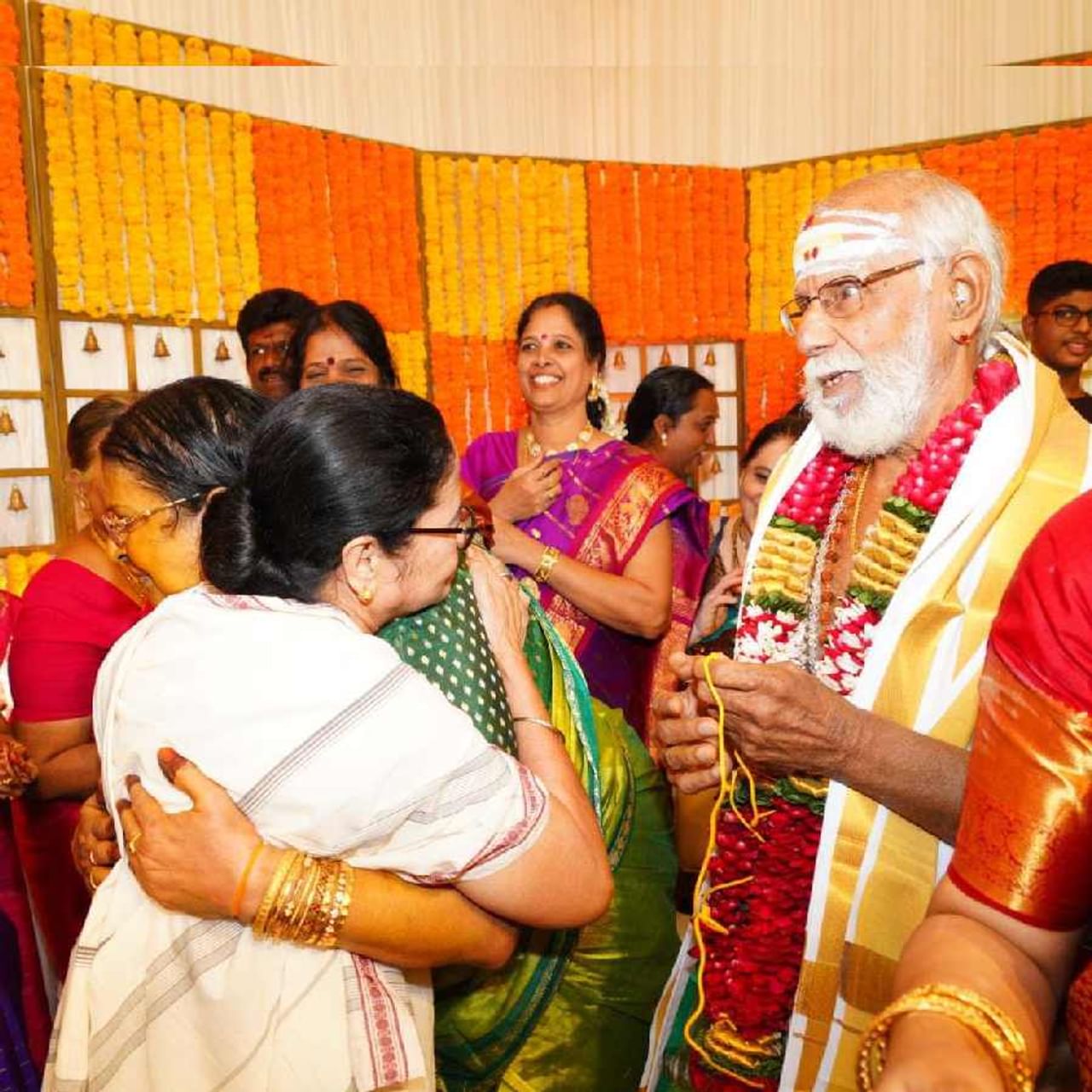 ತಮಿಳುನಾಡಿನ ಚೆನ್ನೈನಲ್ಲಿ ಪಶ್ಚಿಮ ಬಂಗಾಳದ ರಾಜ್ಯಪಾಲ ಲಾ ಗಣೇಶನ್ (La Ganesan) ಅವರ ಕುಟುಂಬದ ಸಮಾರಂಭಕ್ಕೆ ಆಗಮಿಸಿದ್ದ ಪಶ್ಚಿಮ ಬಂಗಾಳದ ಮುಖ್ಯಮಂತ್ರಿ ಮಮತಾ ಬ್ಯಾನರ್ಜಿ (Mamata Banerjee) ಆ ಕಾರ್ಯಕ್ರಮದಲ್ಲಿ ಸೂಪರ್ ಸ್ಟಾರ್ ರಜನಿಕಾಂತ್, ತಮಿಳುನಾಡು ಸಿಎಂ ಎಂಕೆ ಸ್ಟಾಲಿನ್ ಅವರೊಂದಿಗೆ ಕಾಣಿಸಿಕೊಂಡಿದ್ದಾರೆ.