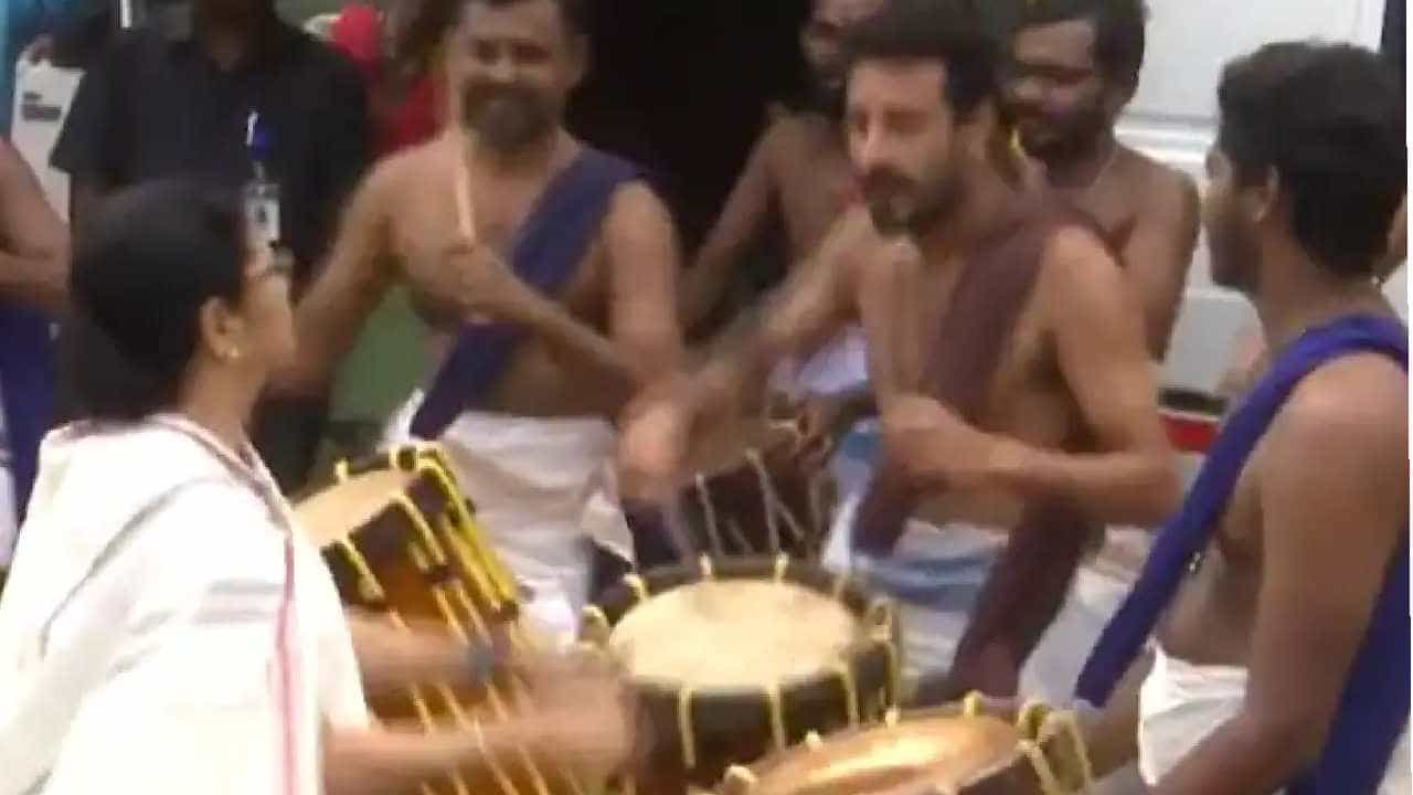 Viral Video: ಚೆನ್ನೈನಲ್ಲಿ ಚಂಡೆ ಬಾರಿಸಿ ಸಂಭ್ರಮಿಸಿದ ಪಶ್ಚಿಮ ಬಂಗಾಳದ ಸಿಎಂ ಮಮತಾ ಬ್ಯಾನರ್ಜಿ Viral Video: ಚೆನ್ನೈನಲ್ಲಿ ಚಂಡೆ ಬಾರಿಸಿ ಸಂಭ್ರಮಿಸಿದ ಪಶ್ಚಿಮ ಬಂಗಾಳದ ಸಿಎಂ ಮಮತಾ ಬ್ಯಾನರ್ಜಿ