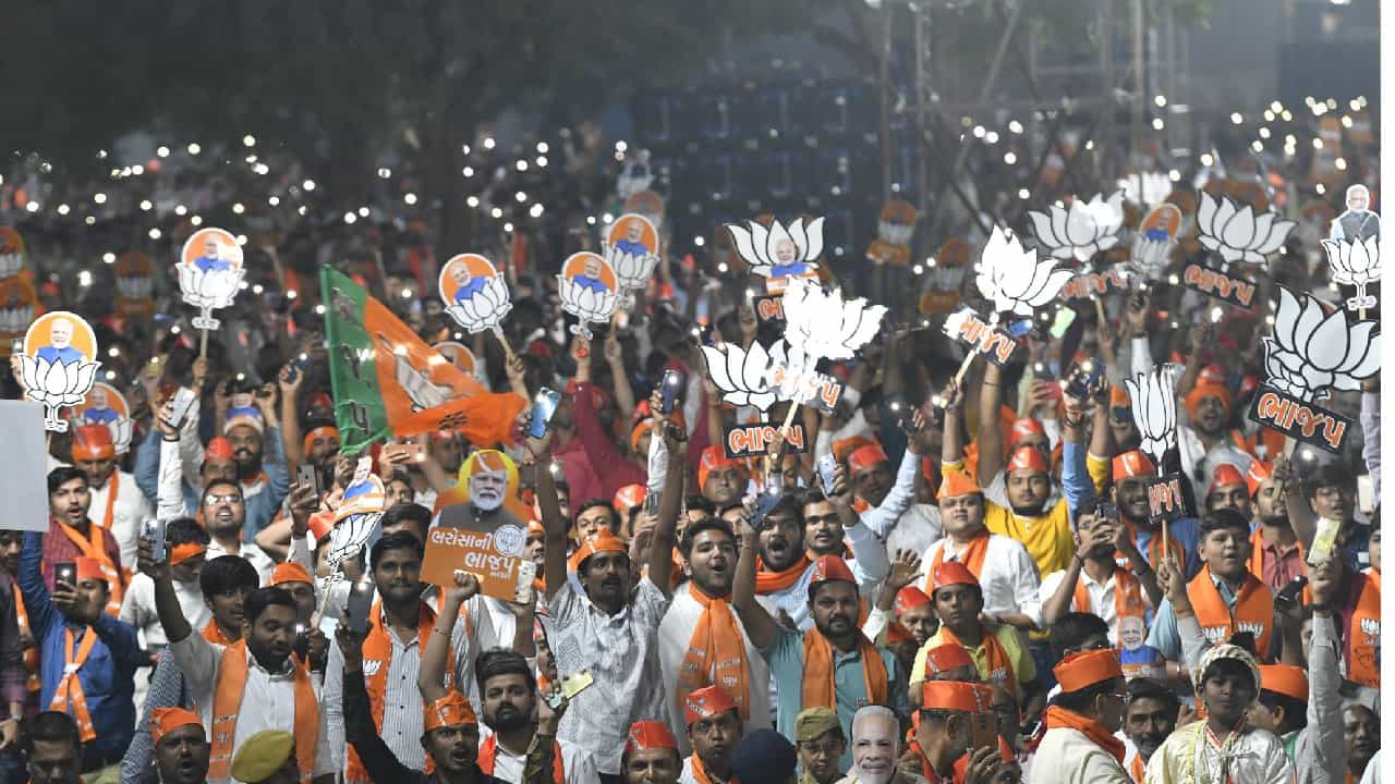 Modi Road Show: ಸೂರತ್ನಲ್ಲಿ ಪ್ರಧಾನಿ ರೋಡ್ ಶೋ; ರಸ್ತೆಯುದ್ದಕ್ಕೂ ಮೋದಿಗೆ ಜೈಕಾರ ಹಾಕಿ ಸ್ವಾಗತ Modi Road Show: ಸೂರತ್ನಲ್ಲಿ ಪ್ರಧಾನಿ ರೋಡ್ ಶೋ; ರಸ್ತೆಯುದ್ದಕ್ಕೂ ಮೋದಿಗೆ ಜೈಕಾರ ಹಾಕಿ ಸ್ವಾಗತ