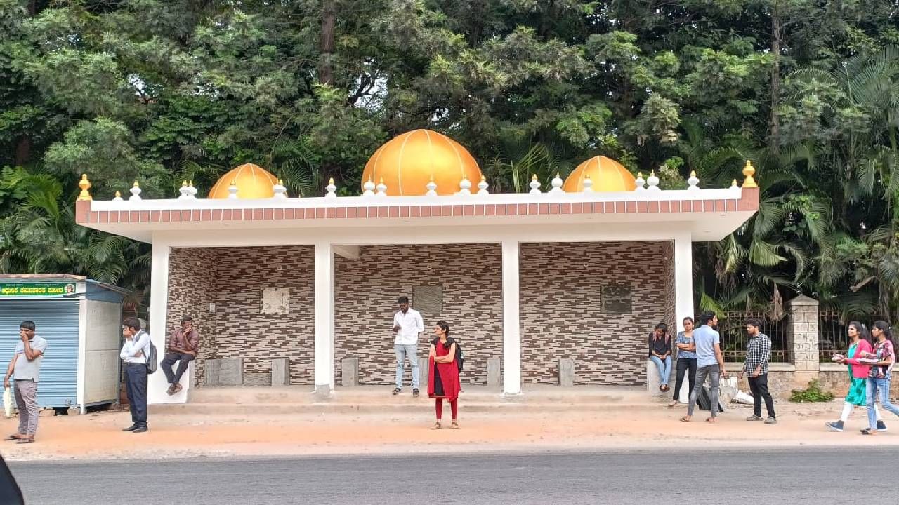 ಗುಂಬಜ್ ಮಾದರಿಯಲ್ಲಿ ಬಸ್ ನಿಲ್ದಾಣ ನಿರ್ಮಿಸಿದರೆ ಒಡೆದು ಹಾಕುತ್ತೇವೆ: ಪ್ರತಾಪ್ ಸಿಂಹ ಎಚ್ಚರಿಕೆ ಬೆನ್ನಲ್ಲೆ ಬದಲಾಯ್ತು ಬಸ್ ನಿಲ್ದಾಣದ ಶೆಲ್ಟರ್ ಗುಂಬಜ್ ಮಾದರಿಯಲ್ಲಿ ಬಸ್ ನಿಲ್ದಾಣ ನಿರ್ಮಿಸಿದರೆ ಒಡೆದು ಹಾಕುತ್ತೇವೆ: ಪ್ರತಾಪ್ ಸಿಂಹ ಎಚ್ಚರಿಕೆ ಬೆನ್ನಲ್ಲೆ ಬದಲಾಯ್ತು ಬಸ್ ನಿಲ್ದಾಣದ ಶೆಲ್ಟರ್