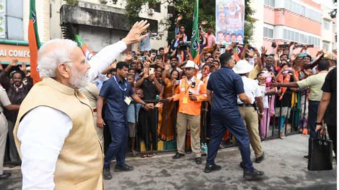 PM Modi in Bengaluru: ಬೆಂಗಳೂರಿನ ರಸ್ತೆಯಲ್ಲಿ ಅಭಿಮಾನಿಗಳಿಗೆ ಕೈ ಬೀಸಿದ ಮೋದಿ; ಪ್ರಧಾನಿಯ ವಿಶೇಷ ಫೋಟೋಗಳು ಇಲ್ಲಿವೆ