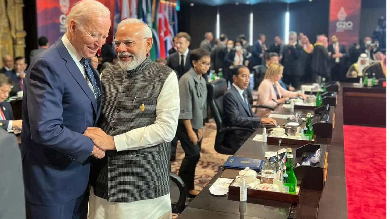 G20 Summit: ಜಿ20 ಶೃಂಗಸಭೆ; ಪ್ರಧಾನಿ ಮೋದಿ ಬಳಿ ಬಂದು ತಬ್ಬಿ, ಕೈ ಕುಲುಕಿದ ಅಮೆರಿಕ ಅಧ್ಯಕ್ಷ ಜೋ ಬೈಡೆನ್ G20 Summit: ಜಿ20 ಶೃಂಗಸಭೆ; ಪ್ರಧಾನಿ ಮೋದಿ ಬಳಿ ಬಂದು ತಬ್ಬಿ, ಕೈ ಕುಲುಕಿದ ಅಮೆರಿಕ ಅಧ್ಯಕ್ಷ ಜೋ ಬೈಡೆನ್