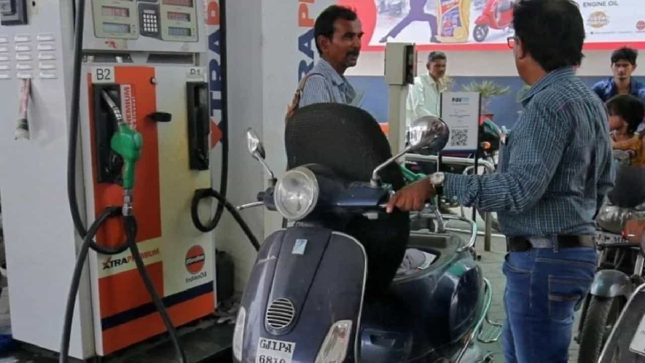Petrol Price on November 30: ಕೆಲವು ನಗರಗಳಲ್ಲಿ ಇಂದು ಪೆಟ್ರೋಲ್, ಡೀಸೆಲ್ ಬೆಲೆಯಲ್ಲಿ ಬದಲಾವಣೆ; ಹೊಸ ದರ ಹೀಗಿದೆ Petrol Price on November 30: ಕೆಲವು ನಗರಗಳಲ್ಲಿ ಇಂದು ಪೆಟ್ರೋಲ್, ಡೀಸೆಲ್ ಬೆಲೆಯಲ್ಲಿ ಬದಲಾವಣೆ; ಹೊಸ ದರ ಹೀಗಿದೆ