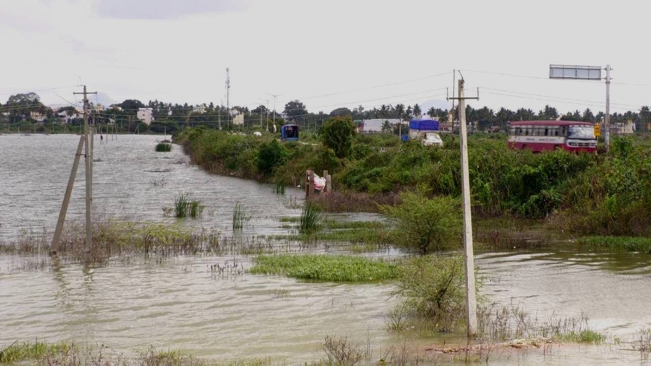 ತುಂಬಿದ ಅಮ್ಮನ ಕೆರೆಯ ಕಟ್ಟೆ ಮೇಲೆ ರಾಷ್ಟ್ರೀಯ ಹೆದ್ದಾರಿ, ವಾಹನ ಸವಾರರು ಯಾಮಾರಿದ್ರೆ ಯಮಲೋಕವೆ ಗತಿ!