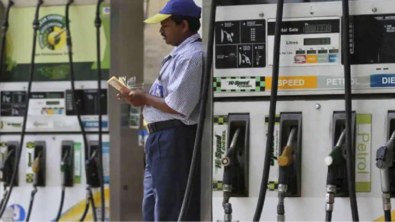 Petrol Price on November 4: ನಿಮ್ಮ ನಗರಗಳಲ್ಲಿ ಪೆಟ್ರೋಲ್, ಡೀಸೆಲ್ ಬೆಲೆ ಕುಸಿತವಾಯ್ತಾ?; ಇಂದಿನ ಇಂಧನದ ಬೆಲೆ ಎಷ್ಟು?