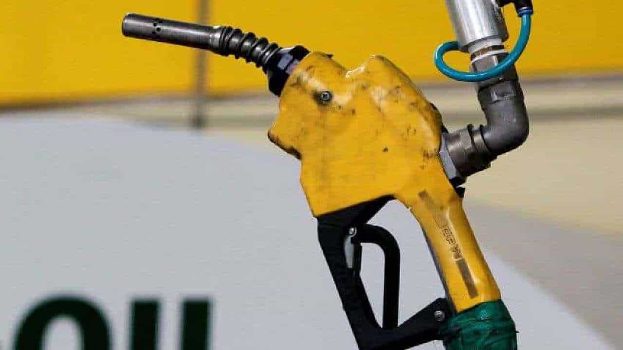 Petrol Price on December 10: ಕಚ್ಚಾ ತೈಲದ ಬೆಲೆ ಕುಸಿತ; ಇಂದಿನ ಪೆಟ್ರೋಲ್, ಡೀಸೆಲ್ ದರ ಹೀಗಿದೆ