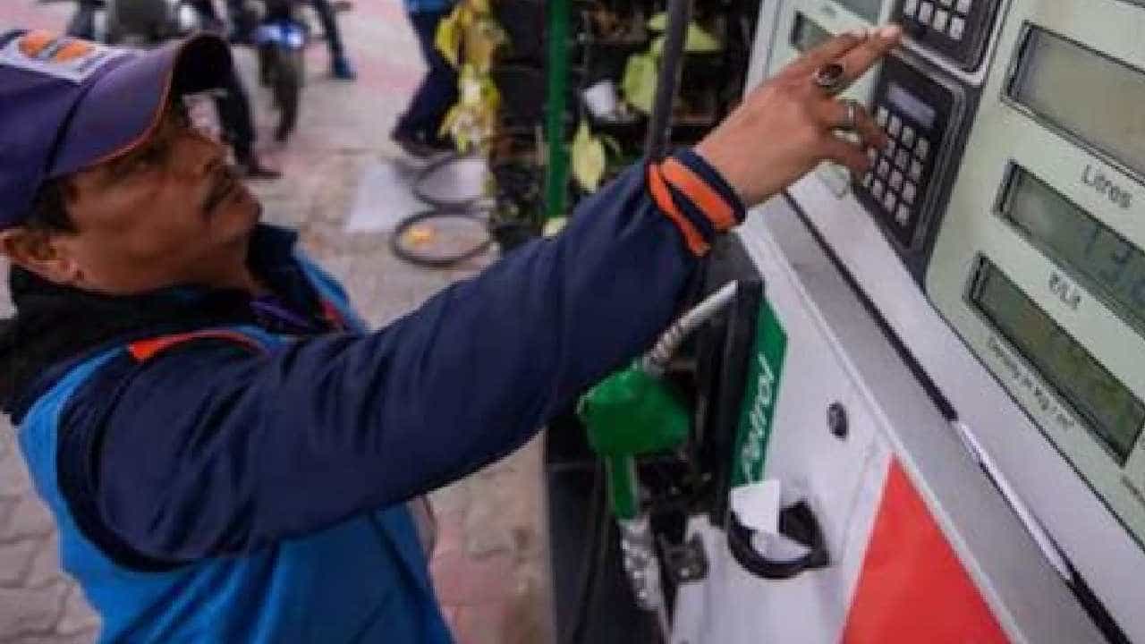 Petrol Price on November 25: ಈ ರಾಜ್ಯದಲ್ಲಿ ಇಂದು ಪೆಟ್ರೋಲ್ ಬೆಲೆ ಹೆಚ್ಚಳ; ಇಂದಿನ ಡೀಸೆಲ್ ದರ ಹೀಗಿದೆ Petrol Price on November 25: ಈ ರಾಜ್ಯದಲ್ಲಿ ಇಂದು ಪೆಟ್ರೋಲ್ ಬೆಲೆ ಹೆಚ್ಚಳ; ಇಂದಿನ ಡೀಸೆಲ್ ದರ ಹೀಗಿದೆ