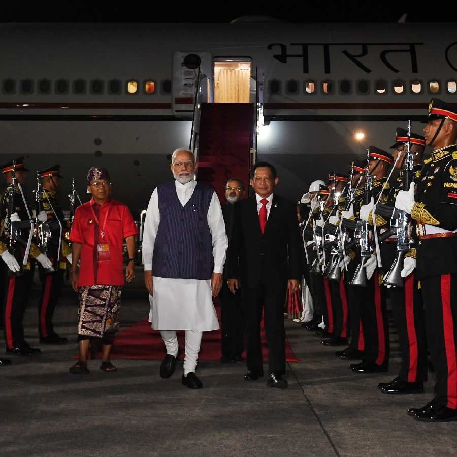 On this occasion, NRIs met Prime Minister Modi.  Modi received traditional and diplomatic honors as the plane landed.