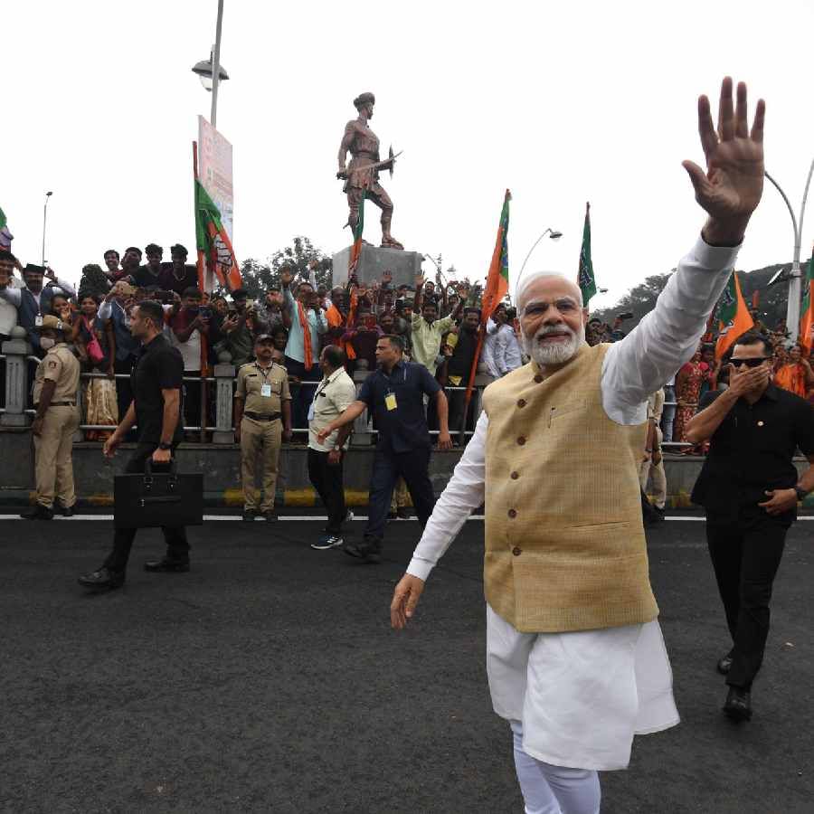 ಪ್ರಧಾನಿ ನರೇಂದ್ರ ಮೋದಿ ಇಂದು ಬೆಂಗಳೂರಿಗೆ ಆಗಮಿಸಿದ್ದು, ವಿವಿಧ ಕಾರ್ಯಕ್ರಮಗಳಲ್ಲಿ ಪಾಲ್ಗೊಂಡಿದ್ದಾರೆ.