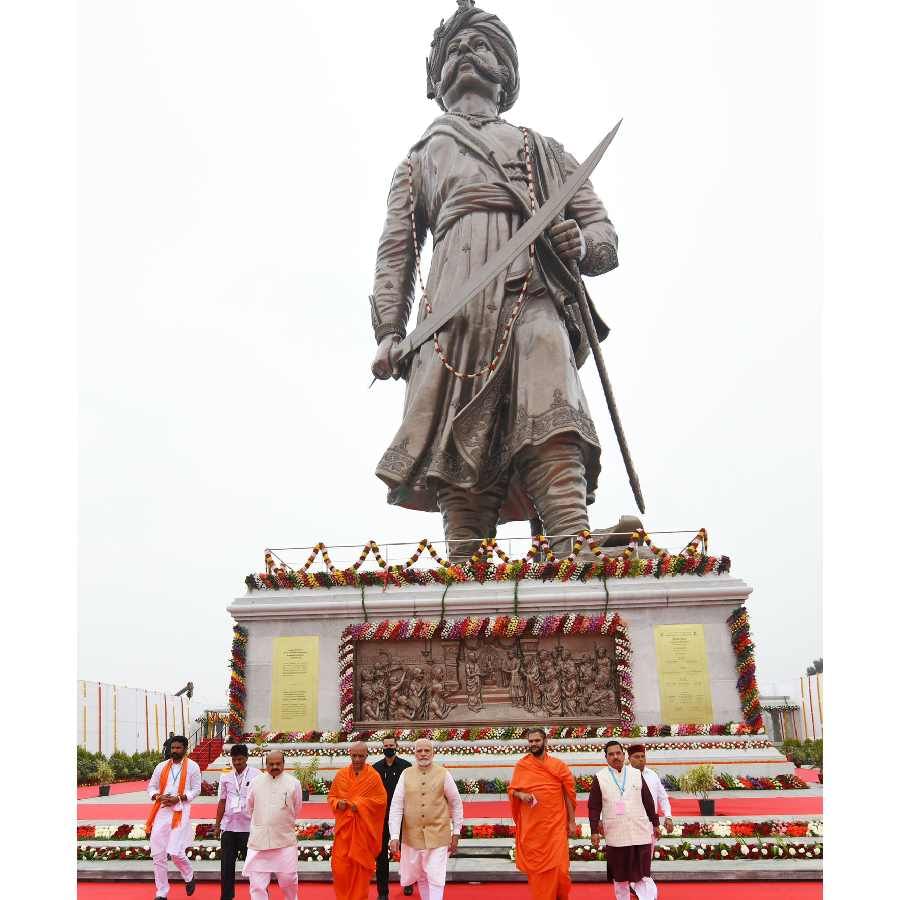 100 ಟನ್ ಕಂಚು, 120 ಟಕ್ ಉಕ್ಕು ಬಳಸಿ ಪ್ರತಿಮೆಯನ್ನು ನಿರ್ಮಿಸಲಾಗಿದೆ. ಪ್ರತಿಮೆ ಸುತ್ತಲಿನ ಸ್ಥಳದಲ್ಲಿ ಥೀಮ್ ಪಾರ್ಕ್​ ಅಭಿವೃದ್ಧಿಪಡಿಸಲಾಗಿದೆ.
