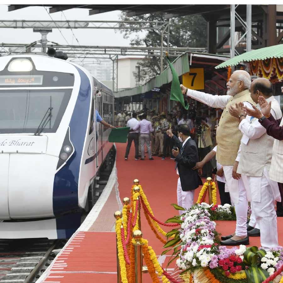 ಬೆಂಗಳೂರಿನ ಕ್ರಾಂತಿವೀರ ಸಂಗೊಳ್ಳಿ ರಾಯಣ್ಣ ರೈಲು ನಿಲ್ದಾಣದಲ್ಲಿ ವಂದೇ ಭಾರತ್ ಎಕ್ಸ್​ಪ್ರೆಸ್ ರೈಲಿಗೆ ಪ್ರಧಾನಿ ನರೇಂದ್ರ ಮೋದಿ ಚಾಲನೆ ನೀಡಿದರು. 
