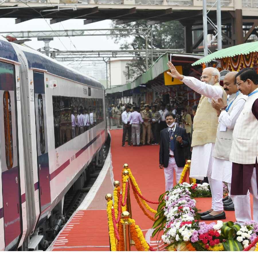 PM Modi In Bengaluru: ಬೆಂಗಳೂರಿನ ರಸ್ತೆಯಲ್ಲಿ ಅಭಿಮಾನಿಗಳಿಗೆ ಕೈ ಬೀಸಿದ ಮೋದಿ ...