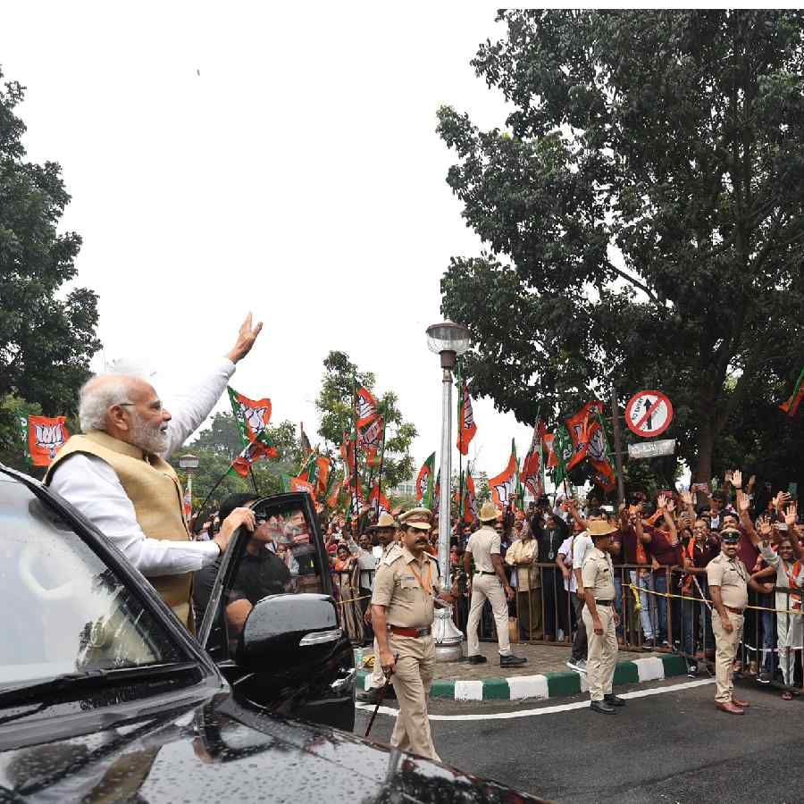 ಮೋದಿ ಅವರನ್ನು ಸ್ವಾಗತಿಸಲೆಂದು ರಸ್ತೆಯ ಇಕ್ಕೆಲಗಳಲ್ಲಿ ಬಿಜೆಪಿ ಕಾರ್ಯಕರ್ತರು ಭಾರೀ ಸಂಖ್ಯೆಯಲ್ಲಿ ಸೇರಿದ್ದರು. 