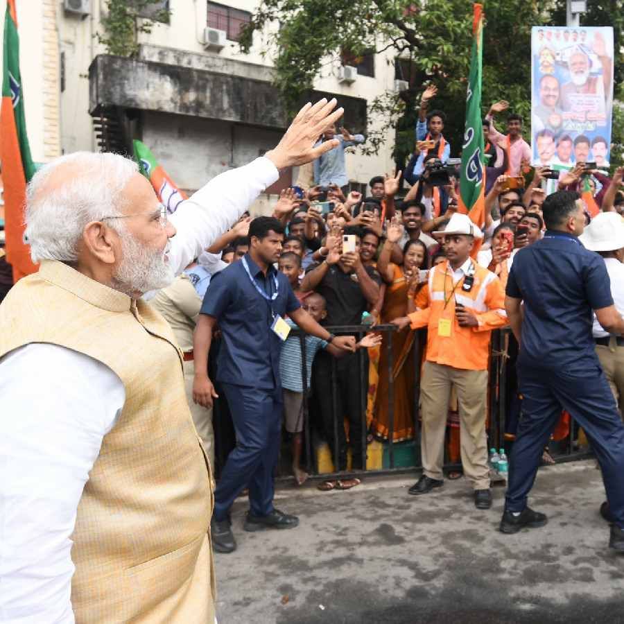 ಈ  ಕ್ರಿಯಾಶೀಲ ಬೆಂಗಳೂರಿನ ಭೇಟಿಯನ್ನು ಅತ್ಯಂತ ಸ್ಮರಣೀಯವಾಗಿಸಿದ್ದಕ್ಕೆ ಧನ್ಯವಾದಗಳು ಎಂದು ಮೋದಿ ಟ್ವೀಟ್ ಮಾಡಿದ್ದಾರೆ.