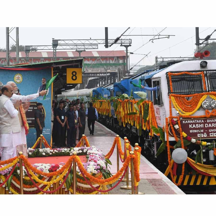 ಪ್ರಧಾನಿ ನರೇಂದ್ರ ಮೋದಿ ಅವರು ಬೆಂಗಳೂರು ರೈಲು ನಿಲ್ದಾಣದಲ್ಲಿ ‘ಭಾರತ್ ಗೌರವ್ ಕಾಶಿ ದರ್ಶನ್’ ವಿಶೇಷ ರೈಲಿಗೆ ಶುಕ್ರವಾರ ಚಾಲನೆ ನೀಡಿದರು.