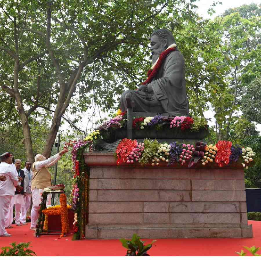 ಬೆಂಗಳೂರಿನಲ್ಲಿ ಮಹರ್ಷಿ ವಾಲ್ಮೀಕಿ ಪ್ರತಿಮೆಗೆ ಮೋದಿ ಪುಷ್ಪಾರ್ಚನೆ ಮಾಡಿದ್ದಾರೆ.