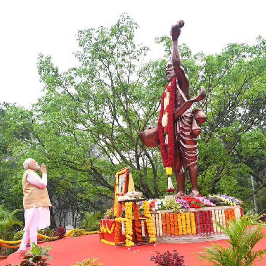 ವಿಧಾನಸೌಧದ ಸಮೀಪ ಕನಕದಾಸರ ಪ್ರತಿಮೆಗೆ ಮೋದಿ ಮಾಲಾರ್ಪಣೆ ಮಾಡಿದ್ದಾರೆ.
