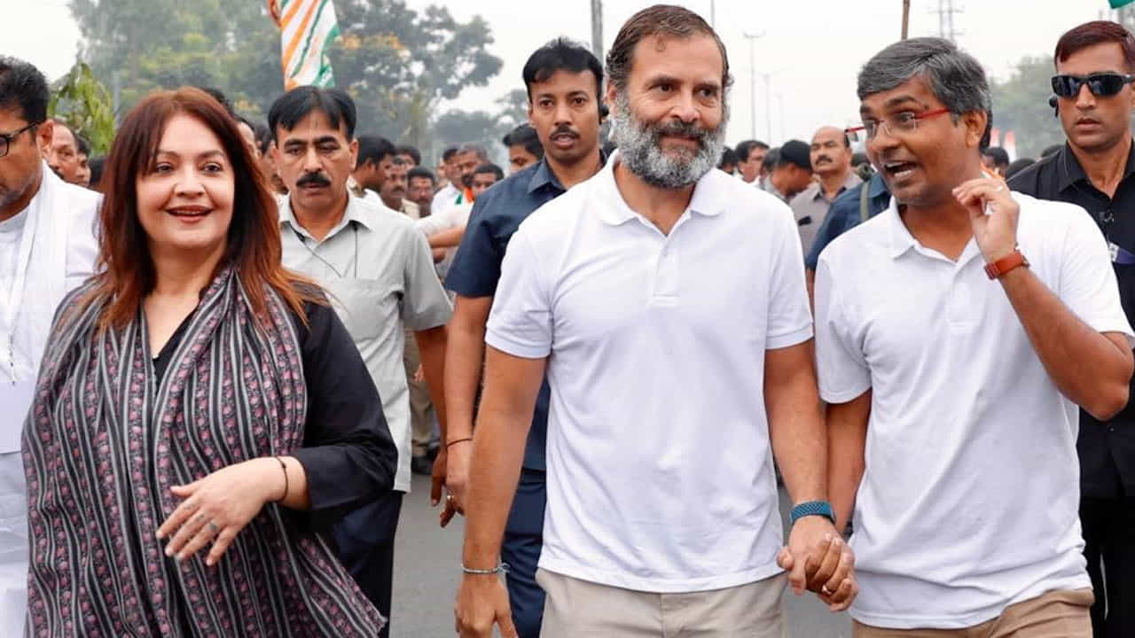 ಭಾರತ್ ಜೋಡೊ ಯಾತ್ರೆಯಲ್ಲಿ ರಾಹುಲ್ ಗಾಂಧಿ ಜತೆ ಹೆಜ್ಜೆ ಹಾಕಿದ ಬಾಲಿವುಡ್ ನಟಿ ಪೂಜಾ ಭಟ್ ಭಾರತ್ ಜೋಡೊ ಯಾತ್ರೆಯಲ್ಲಿ ರಾಹುಲ್ ಗಾಂಧಿ ಜತೆ ಹೆಜ್ಜೆ ಹಾಕಿದ ಬಾಲಿವುಡ್ ನಟಿ ಪೂಜಾ ಭಟ್