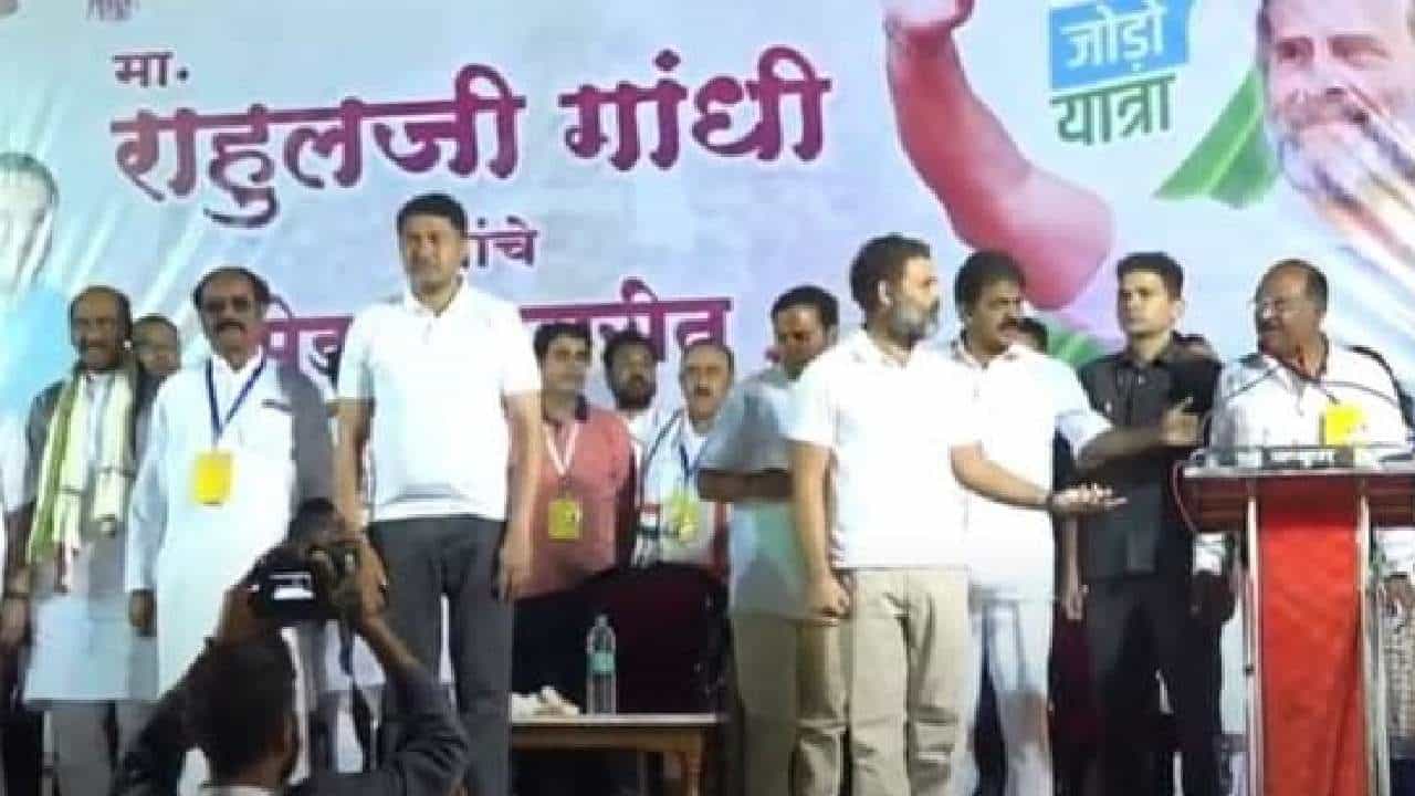 Rahul Gandhi: ಭಾರತ್ ಜೋಡೋ ಯಾತ್ರೆ ವೇಳೆ ರಾಷ್ಟ್ರಗೀತೆ ಹಾಕುವಾಗ ಎಡವಟ್ಟು; ರಾಹುಲ್ ಗಾಂಧಿಗೆ ಬಿಜೆಪಿ ತರಾಟೆ Rahul Gandhi: ಭಾರತ್ ಜೋಡೋ ಯಾತ್ರೆ ವೇಳೆ ರಾಷ್ಟ್ರಗೀತೆ ಹಾಕುವಾಗ ಎಡವಟ್ಟು; ರಾಹುಲ್ ಗಾಂಧಿಗೆ ಬಿಜೆಪಿ ತರಾಟೆ