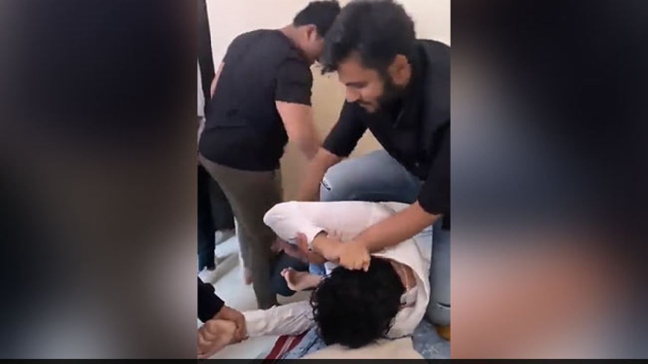 Shocking News: ಹೈದರಾಬಾದ್ ಹಾಸ್ಟೆಲ್ನಲ್ಲಿ ವಿದ್ಯಾರ್ಥಿಗೆ ರ್ಯಾಗಿಂಗ್; ಥಳಿಸಿ, ಅಲ್ಲಾಹು ಅಕ್ಬರ್ ಹೇಳಲು ಒತ್ತಾಯಿಸಿದ 8 ಜನರ ಬಂಧನ Shocking News: ಹೈದರಾಬಾದ್ ಹಾಸ್ಟೆಲ್ನಲ್ಲಿ ವಿದ್ಯಾರ್ಥಿಗೆ ರ್ಯಾಗಿಂಗ್; ಥಳಿಸಿ, ಅಲ್ಲಾಹು ಅಕ್ಬರ್ ಹೇಳಲು ಒತ್ತಾಯಿಸಿದ 8 ಜನರ ಬಂಧನ