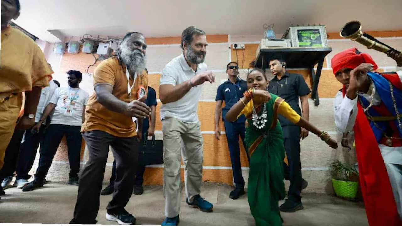 Rahul Gandhi: ತೆಲಂಗಾಣದ ಬುಡಕಟ್ಟು ಕಲಾವಿದರ ಜೊತೆ ಸೇರಿ ಡ್ಯಾನ್ಸ್ ಮಾಡಿದ ರಾಹುಲ್ ಗಾಂಧಿ Rahul Gandhi: ತೆಲಂಗಾಣದ ಬುಡಕಟ್ಟು ಕಲಾವಿದರ ಜೊತೆ ಸೇರಿ ಡ್ಯಾನ್ಸ್ ಮಾಡಿದ ರಾಹುಲ್ ಗಾಂಧಿ