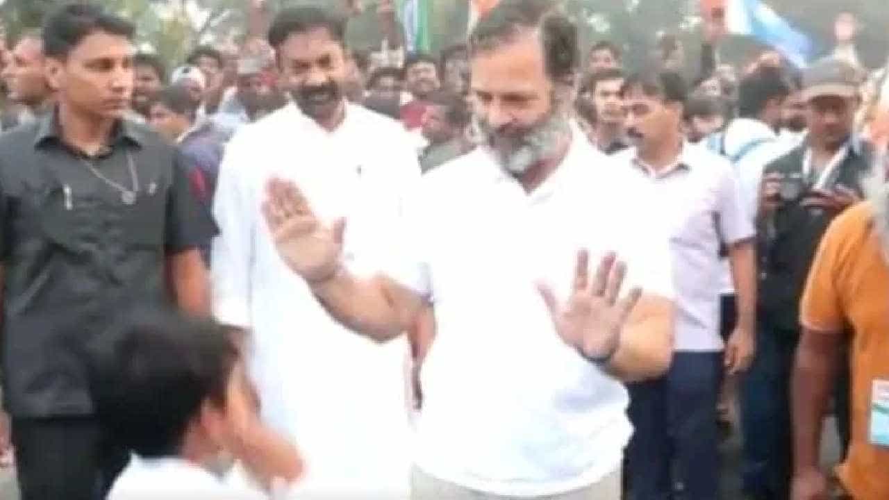 Rahul Gandhi: ಪುಟ್ಟ ಬಾಲಕನಿಗೆ ಕರಾಟೆ ಕಲಿಸಿದ ರಾಹುಲ್ ಗಾಂಧಿ; ಬಿಜೆಪಿ ವಿರುದ್ಧ ಕಾಂಗ್ರೆಸ್ ಲೇವಡಿ Rahul Gandhi: ಪುಟ್ಟ ಬಾಲಕನಿಗೆ ಕರಾಟೆ ಕಲಿಸಿದ ರಾಹುಲ್ ಗಾಂಧಿ; ಬಿಜೆಪಿ ವಿರುದ್ಧ ಕಾಂಗ್ರೆಸ್ ಲೇವಡಿ