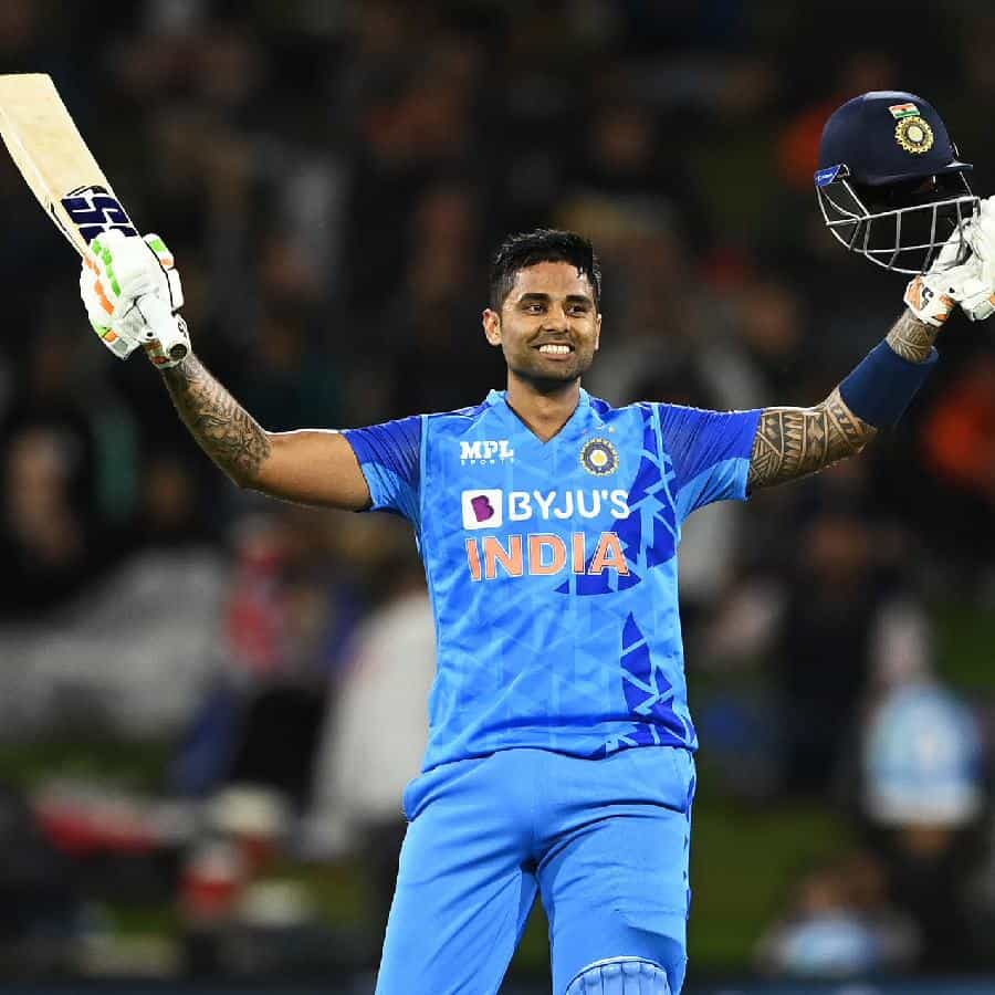 ಟೀಮ್ ಇಂಡಿಯಾದ ಹೊಡಿಬಡಿ ದಾಂಡಿಗ ಸೂರ್ಯಕುಮಾರ್ ಯಾದವ್ ಟಿ20 ಕ್ರಿಕೆಟ್ನಲ್ಲಿ ಹೊಸ ಇತಿಹಾಸ ಬರೆದಿದ್ದಾರೆ. ಅದು ಕೂಡ ಸಿಡಿಲಬ್ಬರದ ಬ್ಯಾಟಿಂಗ್ ಮೂಲಕ ಎಂಬುದು ವಿಶೇಷ.