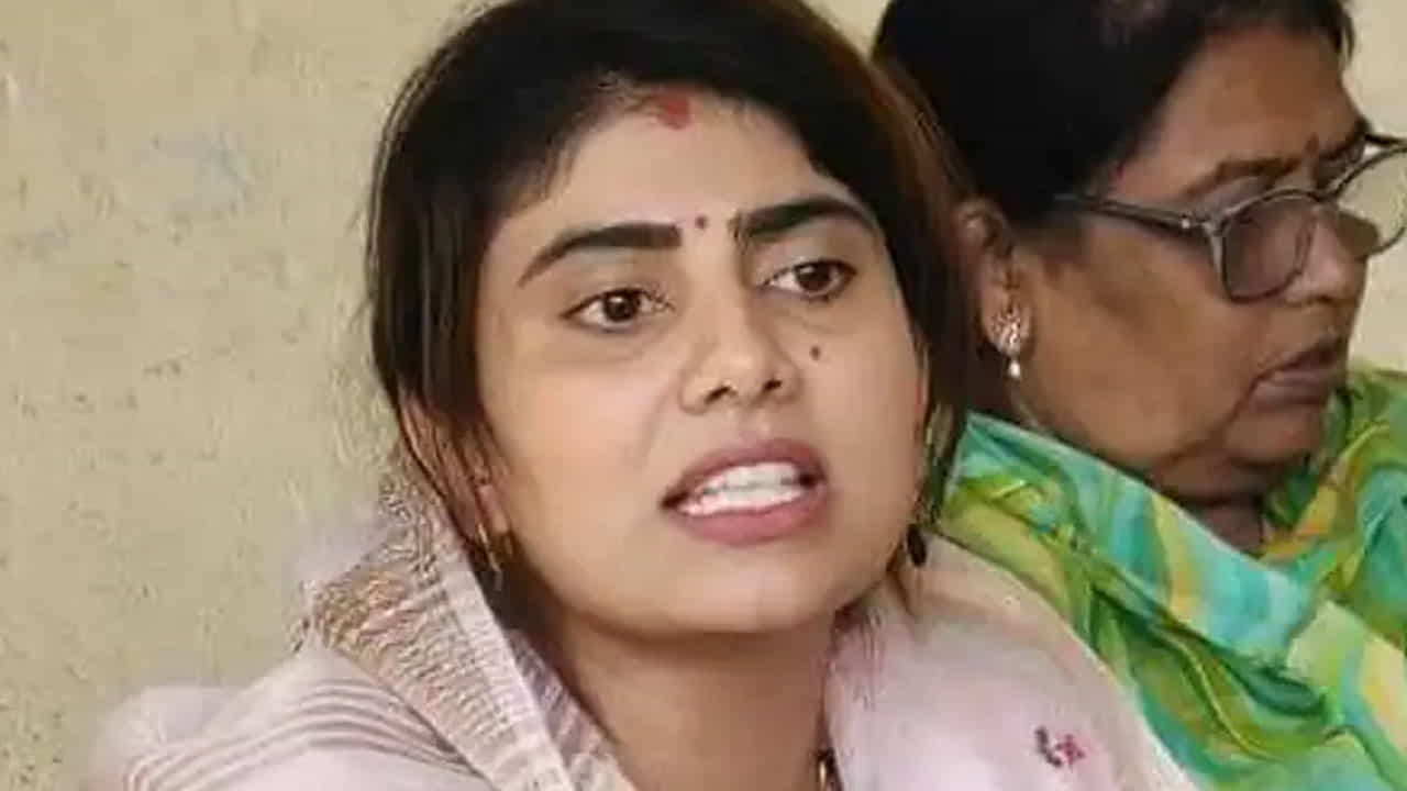 ಜಾಮ್ನಗರ ಉತ್ತರ ಕ್ಷೇತ್ರದಿಂದ ಕ್ರಿಕೆಟಿಗ ರವೀಂದ್ರ ಸಿಂಗ್ ಜಡೇಜಾ ಪತ್ನಿ ರಿವಾಬಾ ಜಡೇಜಾ ಕಣಕ್ಕೆ ಜಾಮ್ನಗರ ಉತ್ತರ ಕ್ಷೇತ್ರದಿಂದ ಕ್ರಿಕೆಟಿಗ ರವೀಂದ್ರ ಸಿಂಗ್ ಜಡೇಜಾ ಪತ್ನಿ ರಿವಾಬಾ ಜಡೇಜಾ ಕಣಕ್ಕೆ