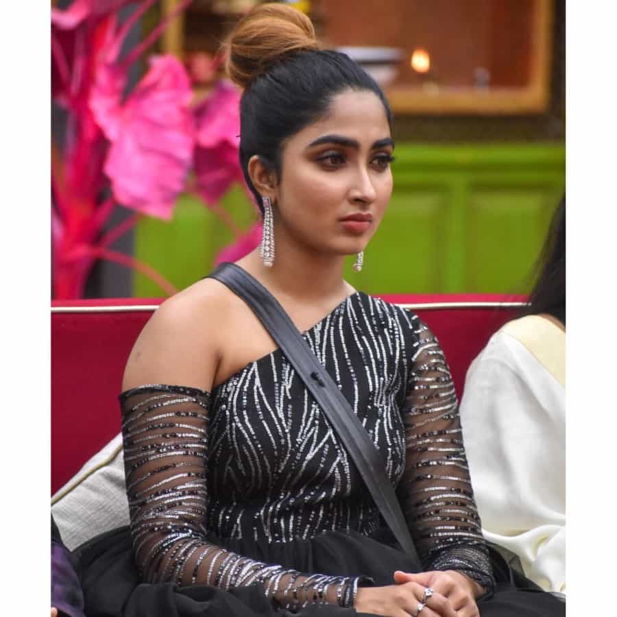 ನಟಿ ಸಾನ್ಯಾ ಐಯ್ಯರ್ ಅವರು ‘ಬಿಗ್ ಬಾಸ್ ಒಟಿಟಿ’ ಹಾಗೂ ‘ಬಿಗ್ ಬಾಸ್’ ಟಿವಿ ಸೀಸನ್ ಎರಡರಲ್ಲೂ ಸಾಕಷ್ಟು ಗಮನ ಸೆಳೆದಿದ್ದಾರೆ. ಈಗ ಅವರು ಮನೆಯಿಂದ ಔಟ್ ಆಗಿದ್ದಾರೆ.