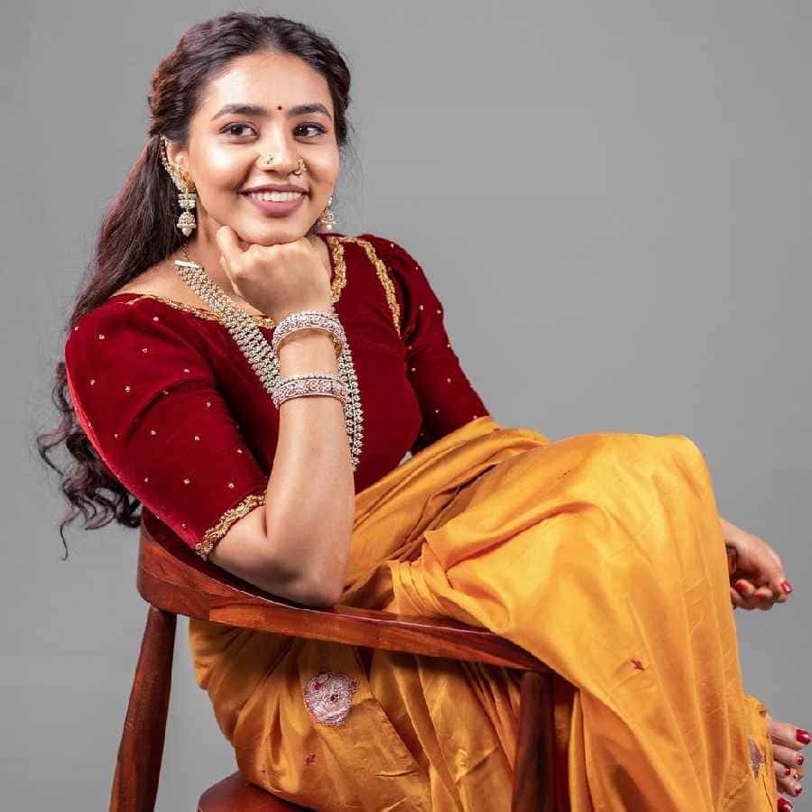 ನಟಿ ಸಪ್ತಮಿ ಗೌಡ ಸದ್ಯ 'ಕಾಂತಾರ' ಸಿನಿಮಾದ ಗೆಲುವಿ ಸಂಭ್ರಮದಲ್ಲಿದ್ದಾರೆ. ಹೆಚ್ಚೇನೂ ಗ್ಲ್ಯಾಮರ್ ಆಗಿ ಕಾಣಿಸಿಕೊಳ್ಳದೇ ಸಿಂಪಲ್ ಆಗಿ ಕಂಡ ಈ ಸಿಂಗಾರ ಸಿರಿ ಎಲ್ಲರ ಮನಗೆದಿದ್ದಾರೆ.