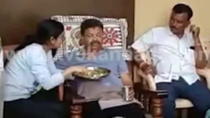 ಅಣ್ಣನ ಮಗ ನಾಪತ್ತೆ: ಊಟ, ತಿಂಡಿ ಬಿಟ್ಟು ಶಾಸಕ ರೇಣುಕಾಚಾರ್ಯ ಕಣ್ಣೀರು ಅಣ್ಣನ ಮಗ ನಾಪತ್ತೆ: ಊಟ, ತಿಂಡಿ ಬಿಟ್ಟು ಶಾಸಕ ರೇಣುಕಾಚಾರ್ಯ ಕಣ್ಣೀರು