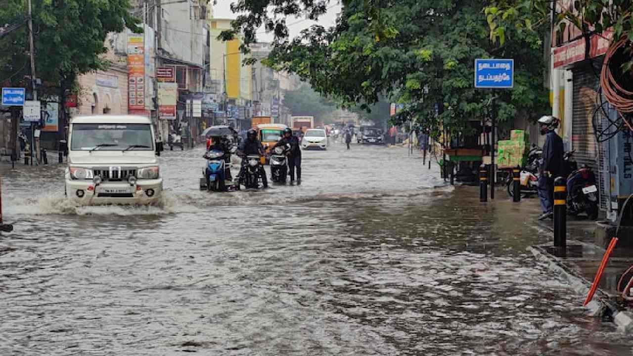 Karnataka Rain: ಕರ್ನಾಟಕದ ಬಹುತೇಕ ಜಿಲ್ಲೆಗಳಲ್ಲಿ ಇಂದಿನಿಂದ 3 ದಿನ ಮತ್ತೆ ಮಳೆಯ ಅಬ್ಬರ Karnataka Rain: ಕರ್ನಾಟಕದ ಬಹುತೇಕ ಜಿಲ್ಲೆಗಳಲ್ಲಿ ಇಂದಿನಿಂದ 3 ದಿನ ಮತ್ತೆ ಮಳೆಯ ಅಬ್ಬರ