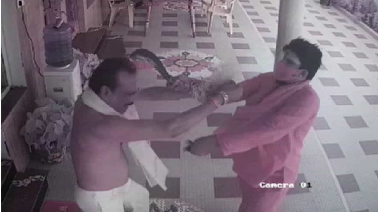 Viral Video: ಭಿಕ್ಷುಕನಂತೆ ಮನೆಗೆ ಬಂದು ಟಿಡಿಪಿ ನಾಯಕನ ಮೇಲೆ ಮಚ್ಚು ಬೀಸಿ ಪರಾರಿ; ವಿಡಿಯೋ ವೈರಲ್ Viral Video: ಭಿಕ್ಷುಕನಂತೆ ಮನೆಗೆ ಬಂದು ಟಿಡಿಪಿ ನಾಯಕನ ಮೇಲೆ ಮಚ್ಚು ಬೀಸಿ ಪರಾರಿ; ವಿಡಿಯೋ ವೈರಲ್