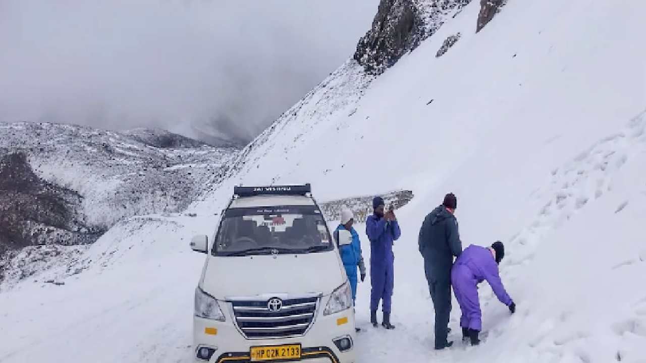 Uttarakhand Snowfall: ಹಿಮಾಲಯದ ಸುತ್ತ ಭಾರೀ ಹಿಮಪಾತ; ಹಿಮದ ಮಳೆಗೆ ಸಿಕ್ಕ ಪ್ರವಾಸಿಗರು