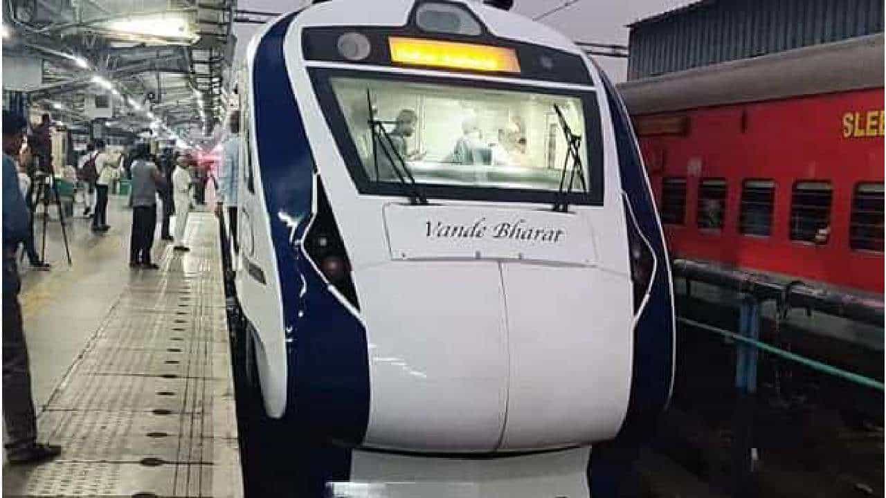 Vande Bharat Express: ಗುಜರಾತ್ನಲ್ಲಿ ವಂದೇ ಭಾರತ್ ಎಕ್ಸ್ಪ್ರೆಸ್ ರೈಲು ಡಿಕ್ಕಿ ಹೊಡೆದು 54 ವರ್ಷದ ಮಹಿಳೆ ಸಾವು Vande Bharat Express: ಗುಜರಾತ್ನಲ್ಲಿ ವಂದೇ ಭಾರತ್ ಎಕ್ಸ್ಪ್ರೆಸ್ ರೈಲು ಡಿಕ್ಕಿ ಹೊಡೆದು 54 ವರ್ಷದ ಮಹಿಳೆ ಸಾವು