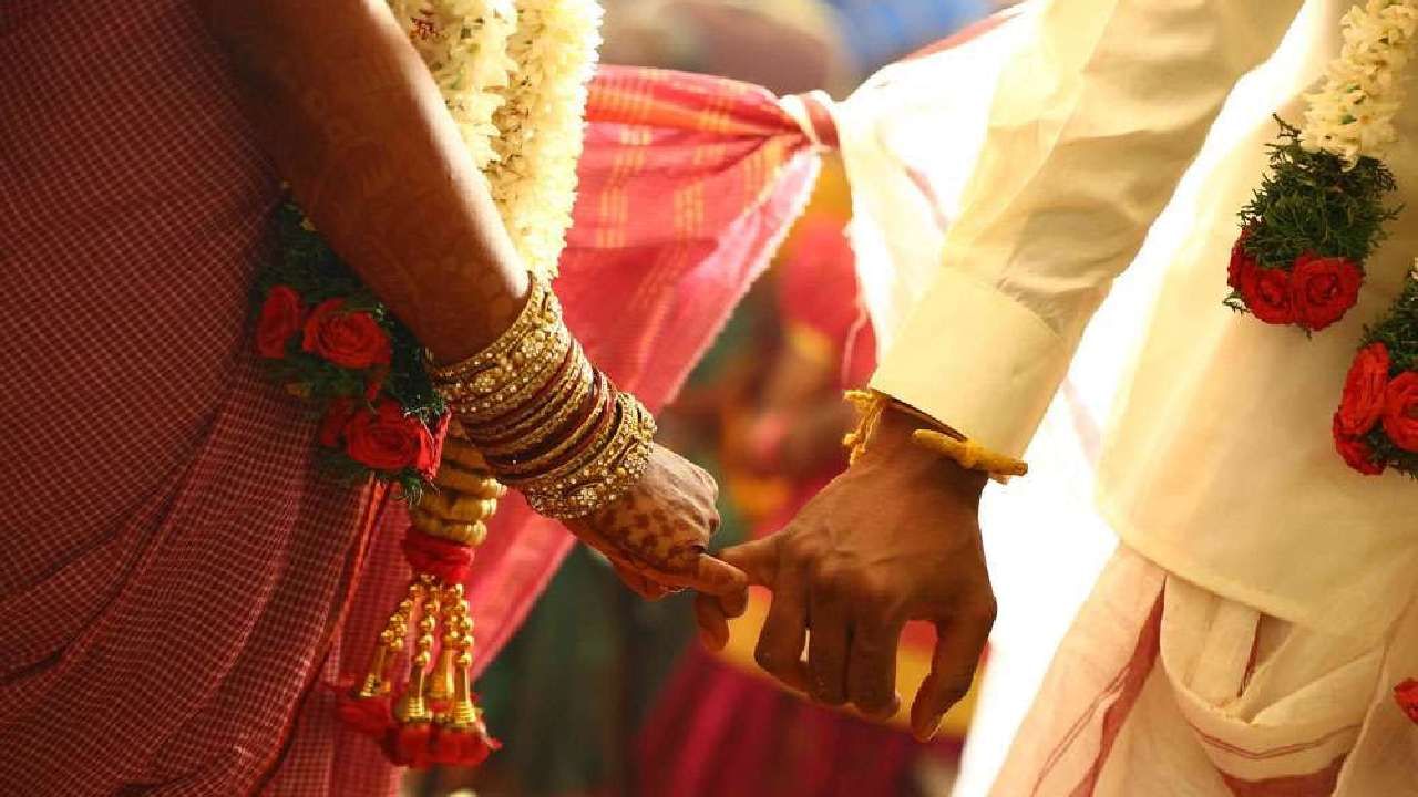 Shocking News: ತನ್ನ ಪ್ರೇಮಿಯ ಜೊತೆಗೇ 15 ವರ್ಷದ ಮಗಳ ಮದುವೆ ಮಾಡಿದ ತಾಯಿ! Shocking News: ತನ್ನ ಪ್ರೇಮಿಯ ಜೊತೆಗೇ 15 ವರ್ಷದ ಮಗಳ ಮದುವೆ ಮಾಡಿದ ತಾಯಿ!