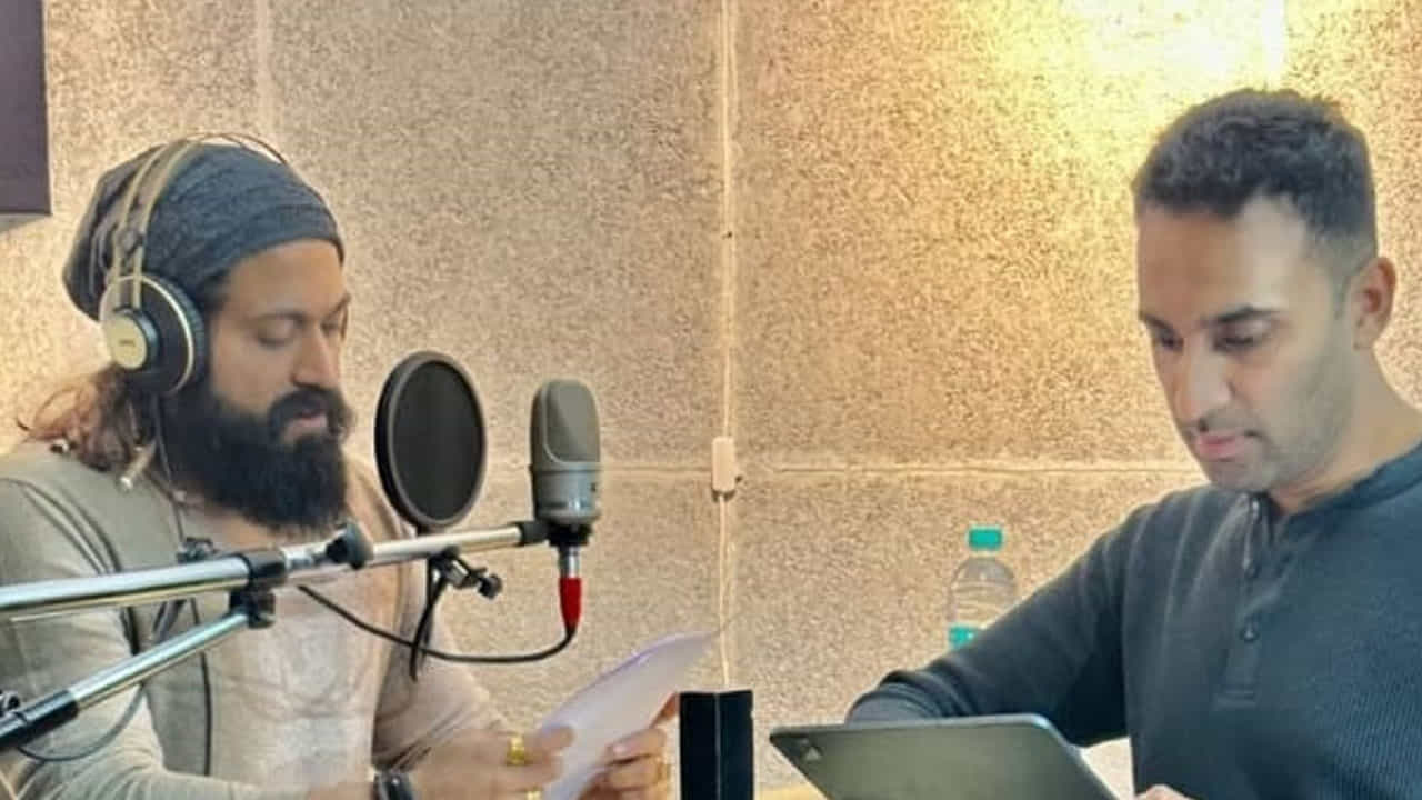 ‘ಗಂಧದ ಗುಡಿ’ ನಿರ್ದೇಶಕ ಅಮೋಘ ವರ್ಷ ಜತೆ ಡಬ್ಬಿಂಗ್ ಕೆಲಸ ಆರಂಭಿಸಿದ ಯಶ್; ಸಿಕ್ತು ಹೊಸ ಅಪ್ಡೇಟ್ ‘ಗಂಧದ ಗುಡಿ’ ನಿರ್ದೇಶಕ ಅಮೋಘ ವರ್ಷ ಜತೆ ಡಬ್ಬಿಂಗ್ ಕೆಲಸ ಆರಂಭಿಸಿದ ಯಶ್; ಸಿಕ್ತು ಹೊಸ ಅಪ್ಡೇಟ್