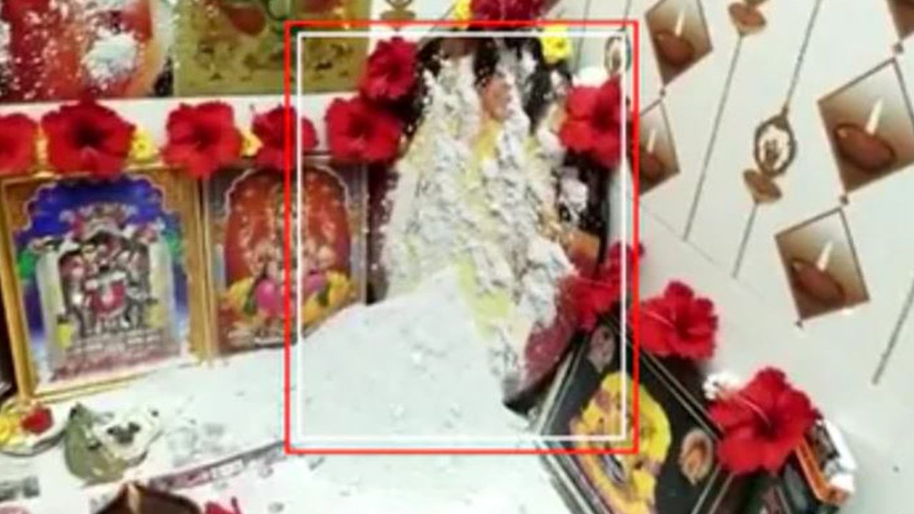 Vibhuti: ಪುಟ್ಟಪರ್ತಿ ಸಾಯಿ ಬಾಬಾ ಪವಾಡ -ಸತ್ಯಸಾಯಿ ಫೋಟೋದಿಂದ ಉದುರುತ್ತಿದೆ ವಿಭೂತಿ! ಭಕ್ತನ ಮನೆ ಮುಂದೆ ಕ್ಯೂ ನಿಂತ ಗ್ರಾಮಸ್ಥರು