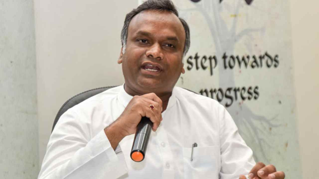 ನಾವು ಮನಸ್ಸು ಮಾಡಿದ್ರೆ ಒಬ್ಬನೇ ಒಬ್ಬ ಬಿಜೆಪಿ ಲೀಡರ್ ಓಡಾಡಲು ಆಗಲ್ಲ: ಖಡಕ್ ಎಚ್ಚರಿಕೆ ಕೊಟ್ಟ ಪ್ರಿಯಾಂಕ್ ಖರ್ಗೆ ನಾವು ಮನಸ್ಸು ಮಾಡಿದ್ರೆ ಒಬ್ಬನೇ ಒಬ್ಬ ಬಿಜೆಪಿ ಲೀಡರ್ ಓಡಾಡಲು ಆಗಲ್ಲ: ಖಡಕ್ ಎಚ್ಚರಿಕೆ ಕೊಟ್ಟ ಪ್ರಿಯಾಂಕ್ ಖರ್ಗೆ
