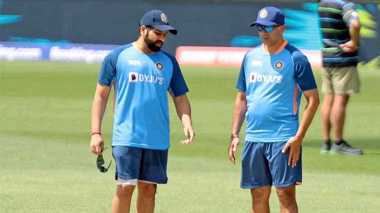 ಭಾರತ ಕ್ರಿಕೆಟ್ ತಂಡದ ಆಟಗಾರರು ಟಿ20 ಯಿಂದ ಏಕದಿನ ಗುಂಗಿಗೆ ಮರಳುತ್ತಿದ್ದಾರೆ. ಮುಂದಿನ ವರ್ಷ 2023 ರಲ್ಲಿ ನಡೆಯಲಿರುವ ಐಸಿಸಿ ಏಕದಿನ ವಿಶ್ವಕಪ್ ಟೂರ್ನಿಗೆ ಇಲ್ಲಿಂದಲೇ ಯೋಜನೆ ರೂಪಿಸಬೇಕಿದೆ. ಇದರ ಮೊದಲ ಭಾಗವಾಗಿ ಟೀಮ್ ಇಂಡಿಯಾ ಬಾಂಗ್ಲಾದೇಶ ನಾಡಿಗೆ ಕಾಲಿಟ್ಟಿದೆ. ರೋಹಿತ್ ಶರ್ಮಾ ನಾಯಕತ್ವದಲ್ಲಿ ಭಾರತ ಬಾಂಗ್ಲಾದೇಶ ವಿರುದ್ಧ ಮೂರು ಪಂದ್ಯಗಳ ಏಕದಿನ ಮತ್ತು ಎರಡು ಟೆಸ್ಟ್ ಪಂದ್ಯಗಳನ್ನು ಆಡಲಿದೆ.