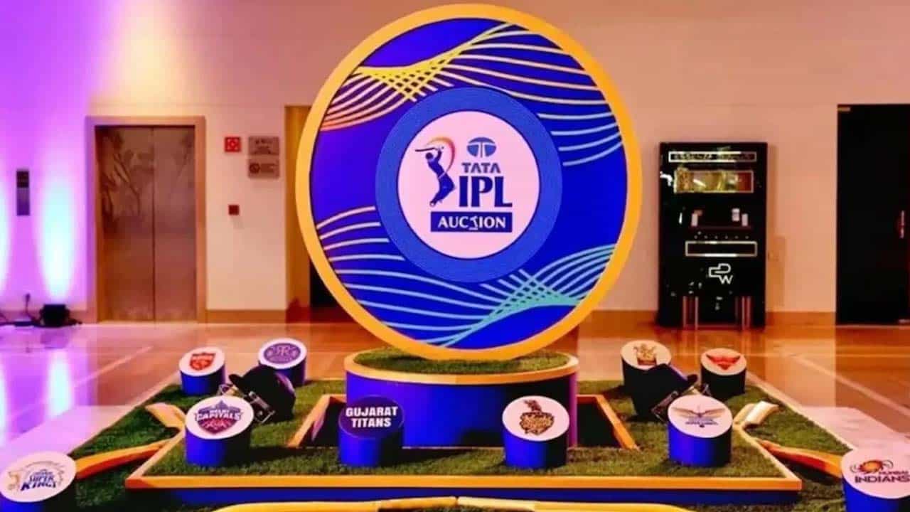 ಇಂಡಿಯನ್ ಪ್ರೀಮಿಯರ್ ಲೀಗ್ ಟೂರ್ನಿಯ ಹದಿನಾರನೇ ಆವೃತ್ತಿ ಸಲುವಾಗಿ ಐಪಿಎಲ್ ಆಟಗಾರರ ಮಿನಿ ಹರಾಜು ಪ್ರಕ್ರಿಯೆಯನ್ನು ಕೇರಳದ ಕೊಚ್ಚಿಯಲ್ಲಿ ಇಂದು ನಡೆಯಲಿದ್ದು, ಬರೋಬ್ಬರಿ 405 ಆಟಗಾರರ ಹರಾಜಿನಲ್ಲಿ ಪಾಲ್ಗೊಳ್ಳುತ್ತಿದ್ದಾರೆ. ಒಟ್ಟಾರೆ 10 ತಂಡಗಳು ತಮ್ಮ ಆಟಗಾರರ ಖರೀದಿ ಸಲುವಾಗಿ ಹಣದ ಹೊಳೆ ಹರಿಸಲು ಲೆಕ್ಕಾಚಾರ ಮಾಡಿವೆ.