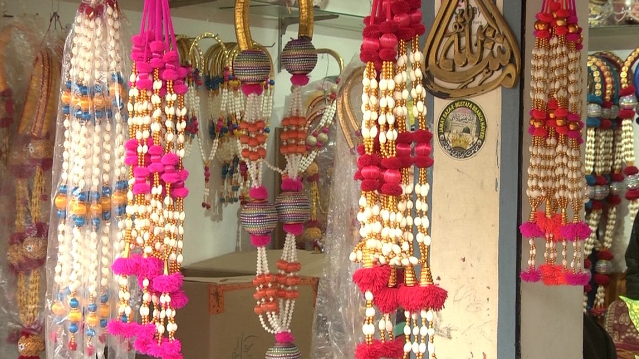 ಏಲಕ್ಕಿ ಕಂಪಿನ ಹಾವೇರಿಯಲ್ಲಿ 86ನೇ ಕನ್ನಡ ಸಾಹಿತ್ಯ ಸಮ್ಮೇಳನ: ತಯಾರಾಗುತ್ತಿವೆ ಸಾವಿರಾರು ಯಾಲಕ್ಕಿ ಹಾರಗಳು! ಏಲಕ್ಕಿ ಕಂಪಿನ ಹಾವೇರಿಯಲ್ಲಿ 86ನೇ ಕನ್ನಡ ಸಾಹಿತ್ಯ ಸಮ್ಮೇಳನ: ತಯಾರಾಗುತ್ತಿವೆ ಸಾವಿರಾರು ಯಾಲಕ್ಕಿ ಹಾರಗಳು!