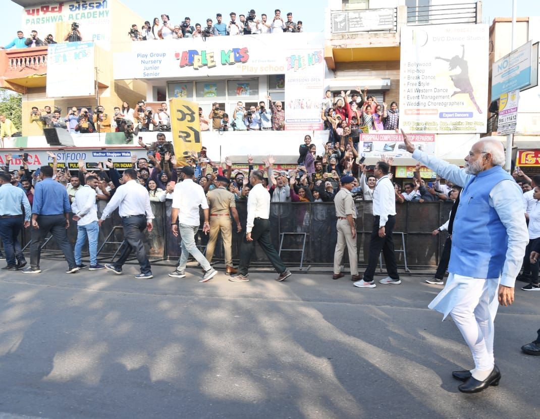 ಮತಗಟ್ಟೆಗೆ ಬಂದ ಮೋದಿಯವರನ್ನು ನೋಡಲು ಸೇರಿದ್ದ ಜನರತ್ತ ಕೈ ಬೀಸಿದ ಪ್ರಧಾನಿ