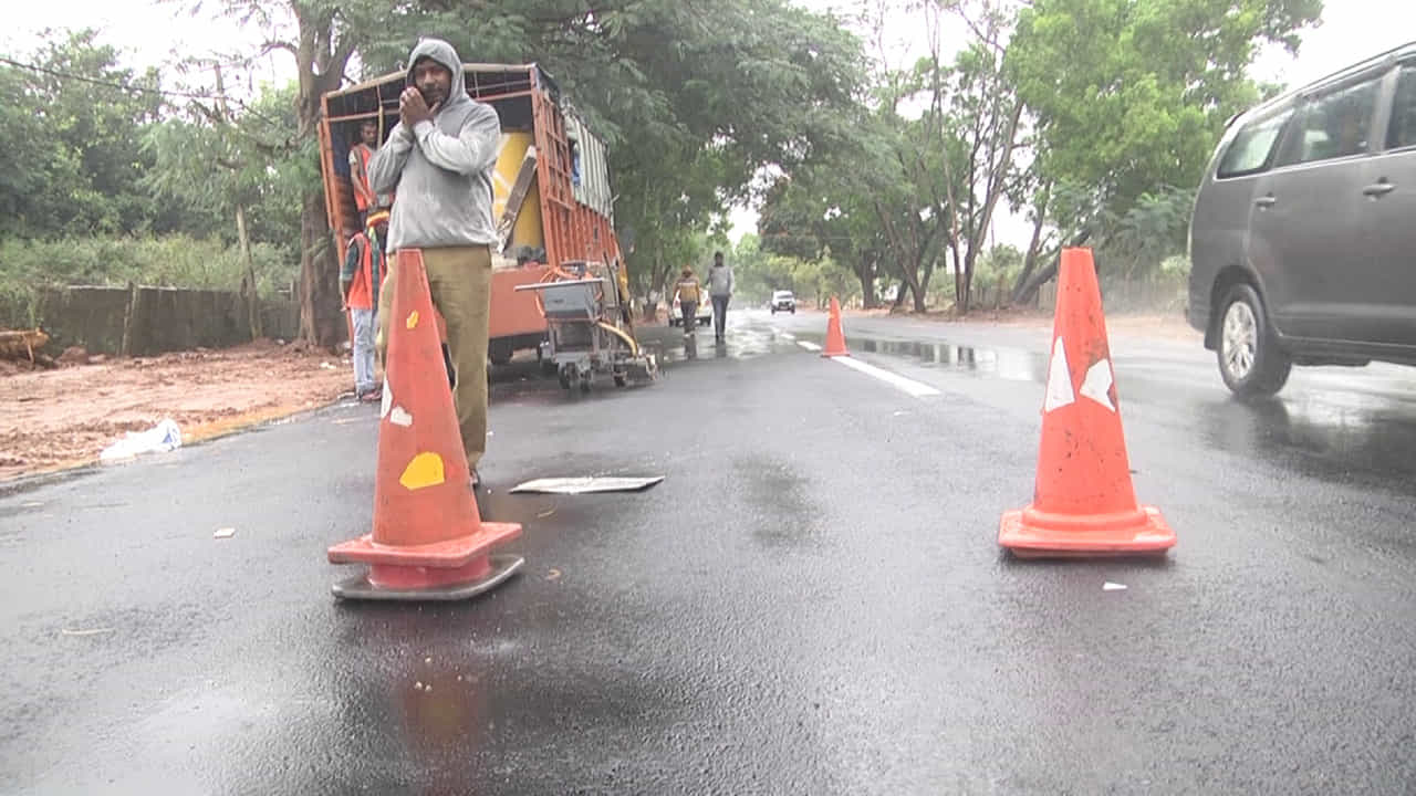 G20: 40 ದೇಶದ ಗಣ್ಯರು ಭಾಗಿ, ರಸ್ತೆಗೆ ಕ್ಷಿಪ್ರವಾಗಿ ಡಾಂಬಾರು ಭಾಗ್ಯ, ಮಳೆ ನಡುವೆಯೇ ಟಾರ್ ಹಾಕಿ ರಸ್ತೆ ಮೇಲೆ ವೈಟ್ ಟಾಪಿಂಗ್! G20: 40 ದೇಶದ ಗಣ್ಯರು ಭಾಗಿ, ರಸ್ತೆಗೆ ಕ್ಷಿಪ್ರವಾಗಿ ಡಾಂಬಾರು ಭಾಗ್ಯ, ಮಳೆ ನಡುವೆಯೇ ಟಾರ್ ಹಾಕಿ ರಸ್ತೆ ಮೇಲೆ ವೈಟ್ ಟಾಪಿಂಗ್!