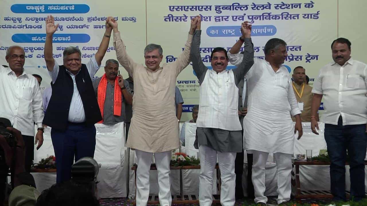 ಹುಬ್ಬಳ್ಳಿಗೂ ಬಂತು ವಂದೇ ಭಾರತ್ ರೈಲು! ಹುಬ್ಬಳ್ಳಿ-ಬೆಂಗಳೂರು ಸಂಚಾರ ಮಾರ್ಚ್ನಲ್ಲಿ ಆರಂಭ, ಏನಿದರ ವಿಶೇಷ? ಹುಬ್ಬಳ್ಳಿಗೂ ಬಂತು ವಂದೇ ಭಾರತ್ ರೈಲು! ಹುಬ್ಬಳ್ಳಿ-ಬೆಂಗಳೂರು ಸಂಚಾರ ಮಾರ್ಚ್ನಲ್ಲಿ ಆರಂಭ, ಏನಿದರ ವಿಶೇಷ?