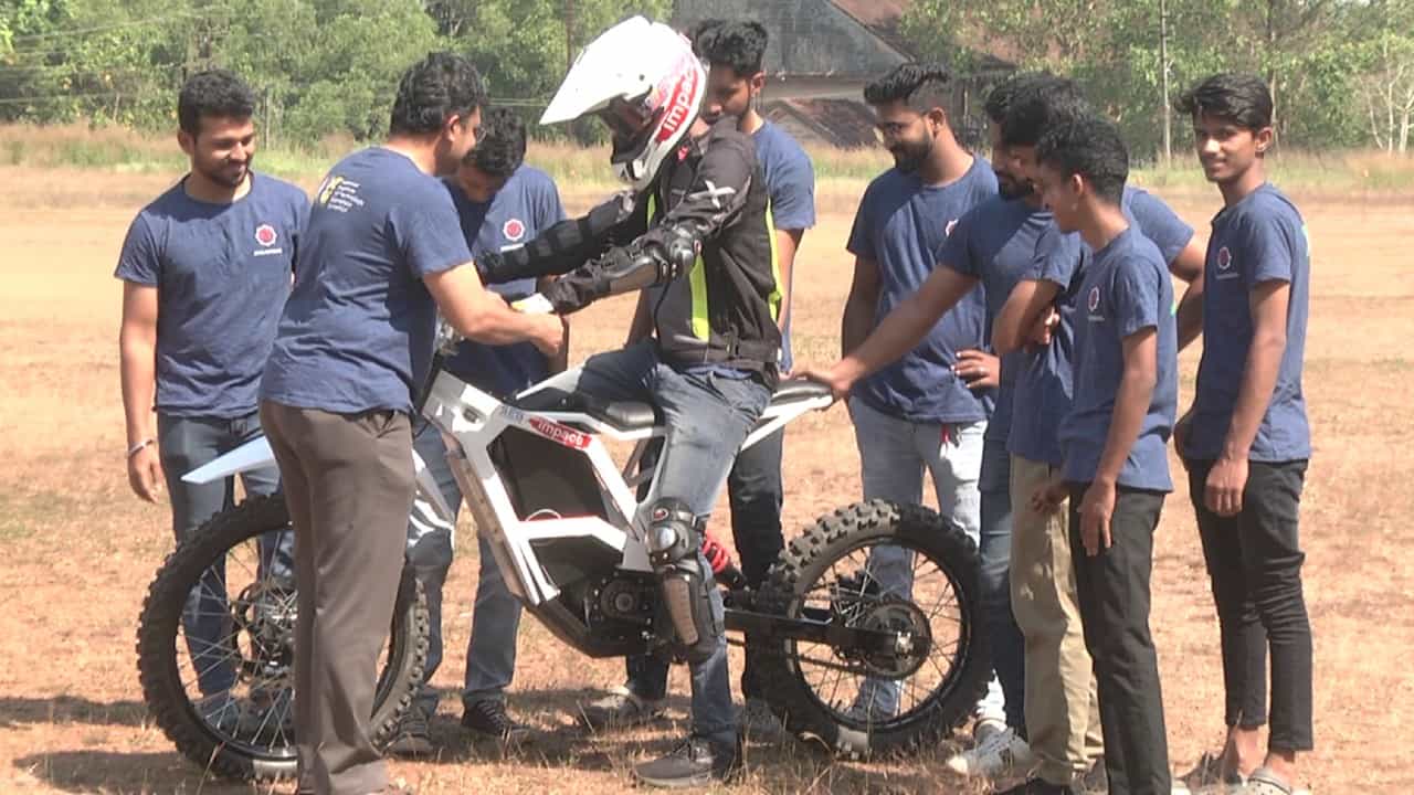 Surathkal: ಮಂಗಳೂರು ವಿದ್ಯಾರ್ಥಿಗಳು ತಯಾರಿಸಿದರು ಇ ಸ್ಪೆಷಲ್ ಬೈಕ್! ರಸ್ತೆಯಲ್ಲಿ ಇದು ಅನೇಕ ವಿಶೇಷತೆ ಹೊಂದಿದೆ! Surathkal: ಮಂಗಳೂರು ವಿದ್ಯಾರ್ಥಿಗಳು ತಯಾರಿಸಿದರು ಇ ಸ್ಪೆಷಲ್ ಬೈಕ್! ರಸ್ತೆಯಲ್ಲಿ ಇದು ಅನೇಕ ವಿಶೇಷತೆ ಹೊಂದಿದೆ!