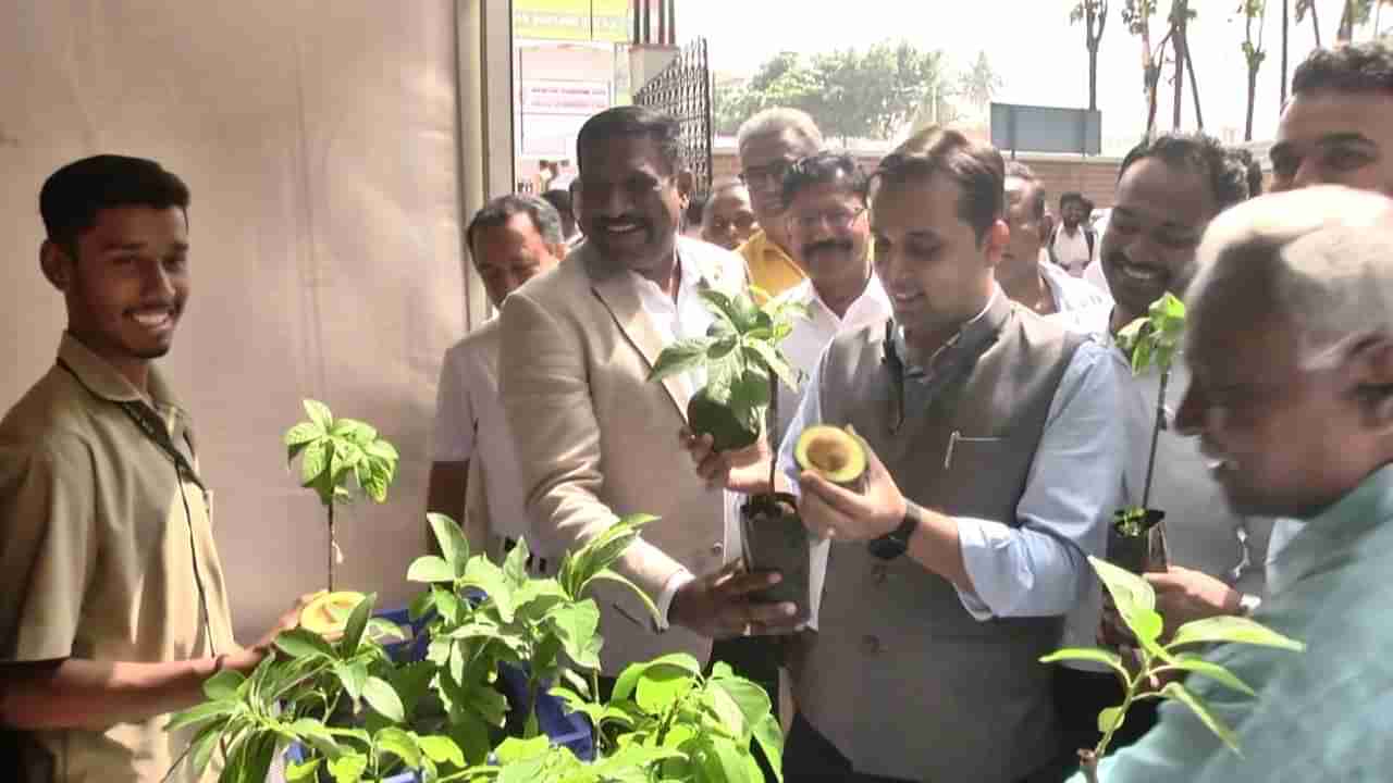 ನಷ್ಟದ ಸುಳಿಗೆ ಸಿಲುಕದೆ ಒಳ್ಳೆಯ ಆದಾಯ ಗಳಿಸುವುದು ಹೇಗೆ? ಕೃಷಿ ಪಾಠ ಮಾಡಿದ ಕೋಲಾರ ಪೊಲೀಸ್ ವರಿಷ್ಠಾಧಿಕಾರಿ!