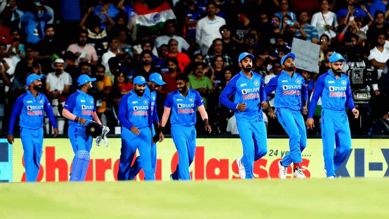 ಒಂದು ತಂಡದಲ್ಲಿ 7 ನಾಯಕರುಗಳು ಇರುತ್ತಾರೆಯೇ? ಆದರೆ 2022ರ ಟೀಮ್ ಇಂಡಿಯಾದ ಸನ್ನಿವೇಶವನ್ನು ಗಮನಿಸಿದರೆ ಯಾಕೆ ಇರಬಾರದಾ ಎಂದು ಕೇಳಬಹುದಷ್ಟೇ. ಏಕೆಂದರೆ ಟೀಮ್ ಇಂಡಿಯಾ 2022 ರಲ್ಲಿ ಬರೋಬ್ಬರಿ 7 ನಾಯಕರುಗಳನ್ನು ಕಣಕ್ಕಳಿಸಿದೆ. ಅಂದರೆ ಟೀಮ್ ಇಂಡಿಯಾವನ್ನು ಒಂದು ವರ್ಷದೊಳಗೆ 7 ಕ್ಯಾಪ್ಟನ್ಗಳು ಮುನ್ನಡೆಸಿದ್ದಾರೆ.